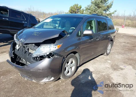 2014 Toyota Sienna Le V6 8 Passenger z USA, uszkodzony, nr VIN 5TDKK3DC2ES491118